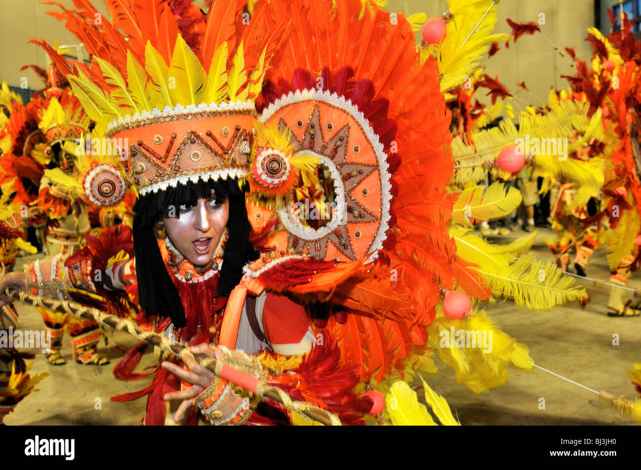 In Leopoldinense Samba-Schule, junge Frau, gekleidet wie ein Indianer mit Speer, Karneval 2010, Sambodromo, Rio de J Stockfoto