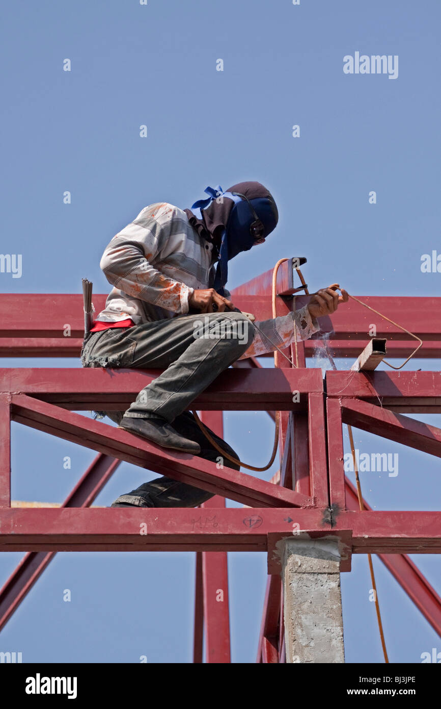 Thailändische Bauarbeiter, Schweißer, Schweißen einen Stahlrahmen, Thailand, Asien Stockfoto