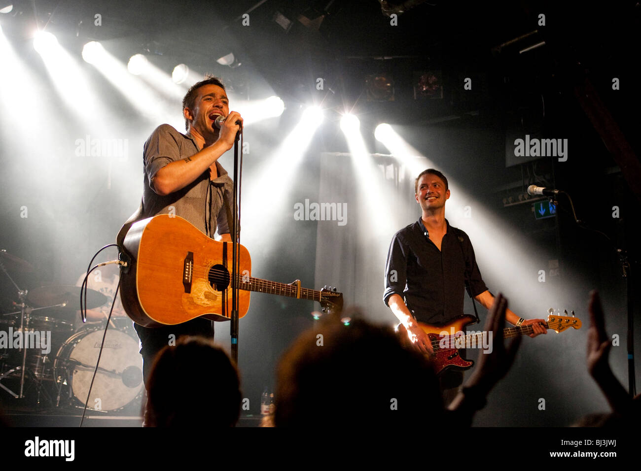 Rasmus Walter Hansen, Sänger und Frontmann der dänischen Pop-Rock-Band Grand Avenue live am Schueuer Ort, Luzern, Schweiz Stockfoto