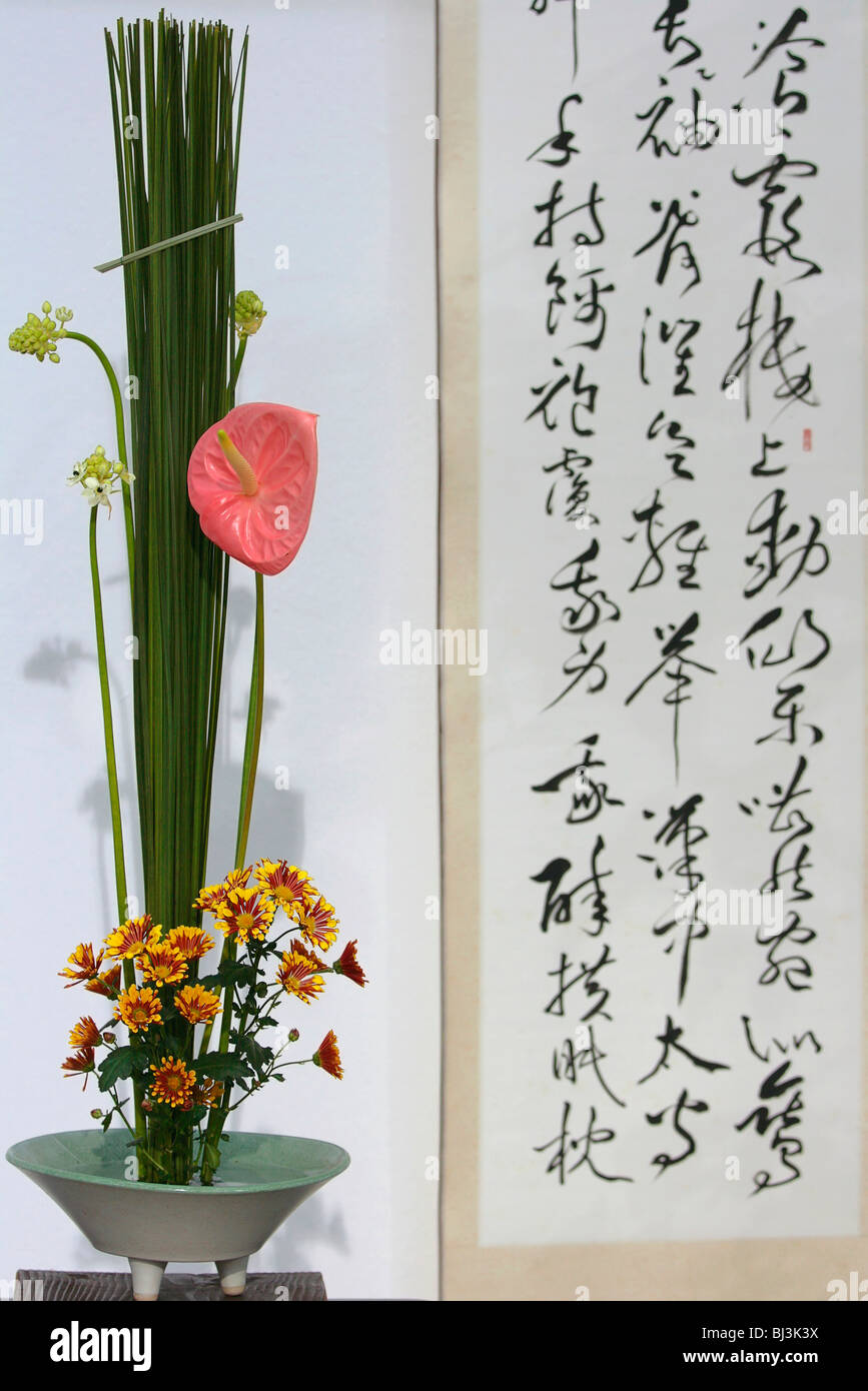 Traditionelle Chinesische Blumenarrangement Und Chinesische Schriftzeichen Stockfotografie Alamy