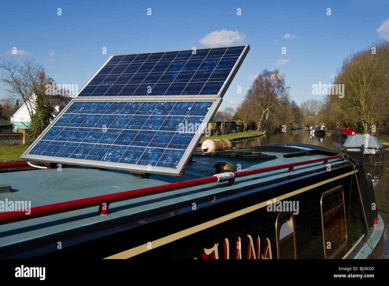 Sonnenkollektoren auf dem Dach des einen schmalen Boot Grand Union Canal in Middlesex Uxbridge West London UK Stockfoto