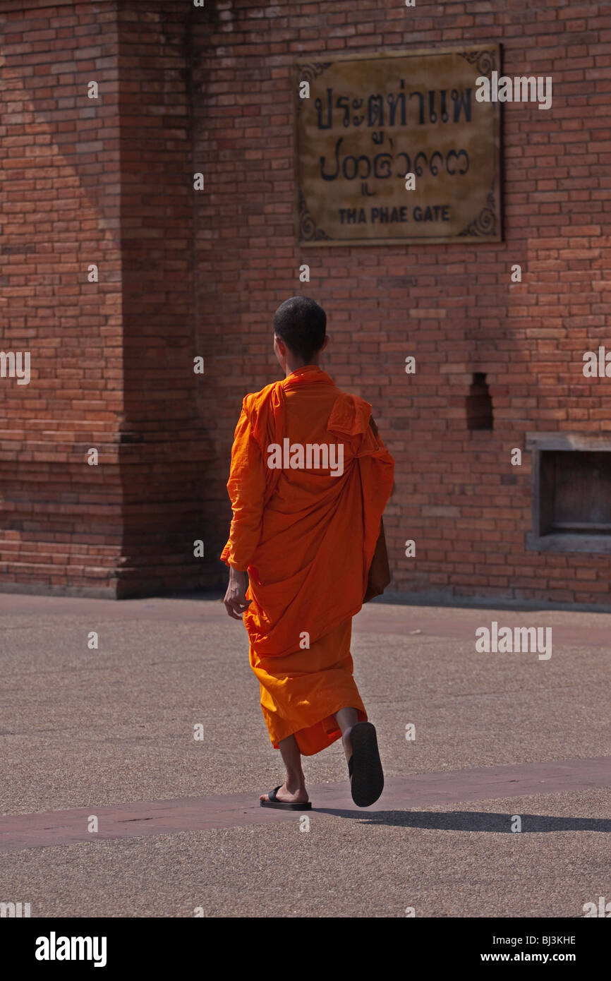 Buddhistischer Mönch außerhalb der Stadtmauern von Chiang Mai, Thailand, Südostasien Stockfoto