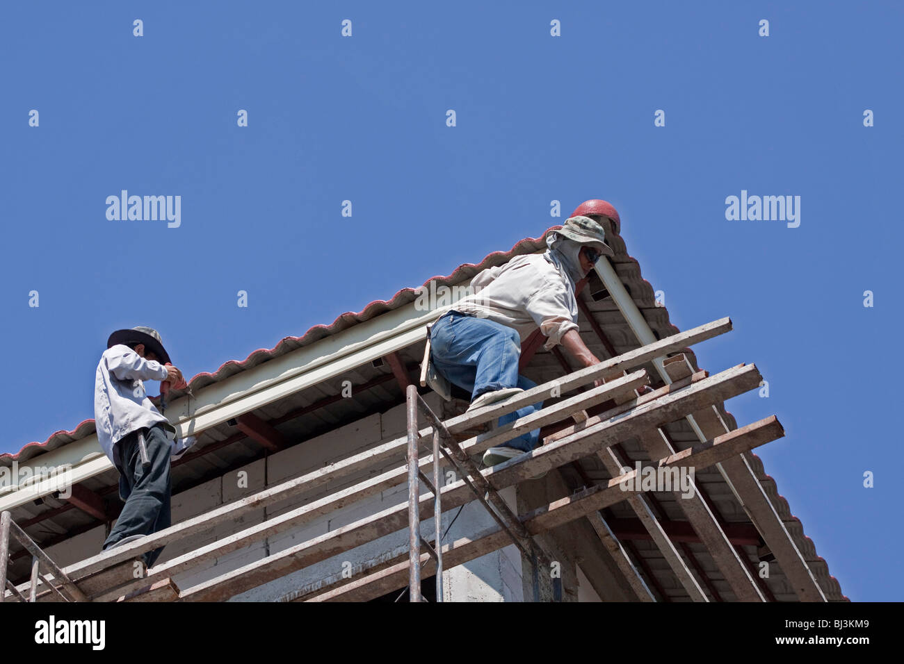 Zwei Thai Bauarbeiter auf einem Gerüst, Thailand, Asien Stockfoto