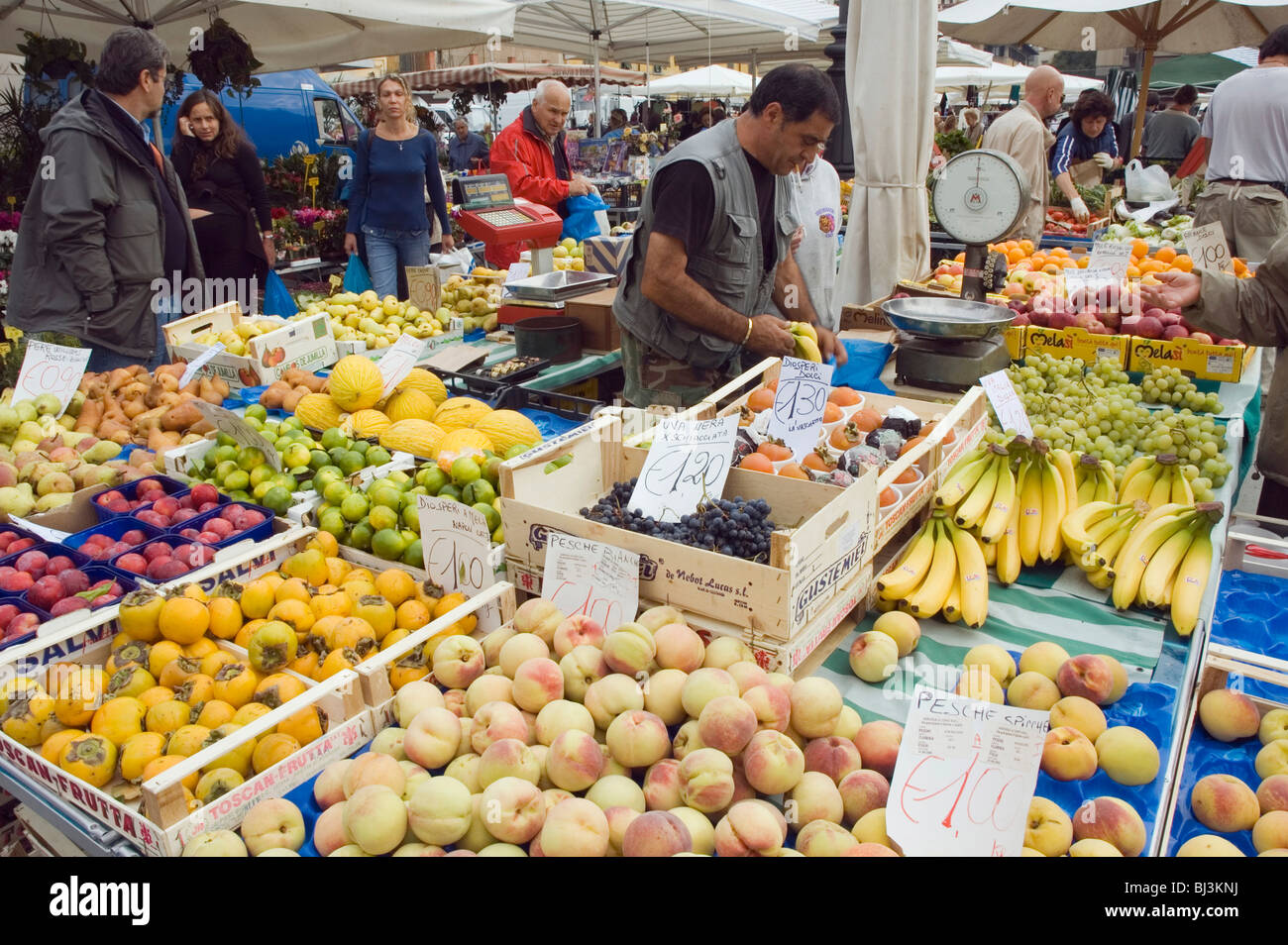 Obst-Verkäufer bei Ambrogio Markt, Florenz, Toskana, Italien, Europa Stockfoto