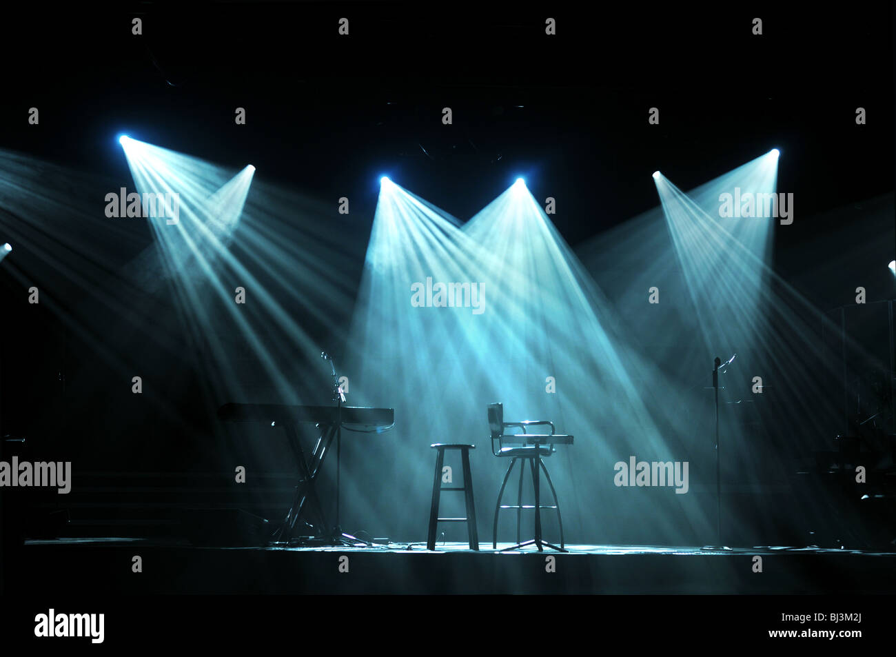 Bühne mit hellen Lichtern und Mikrofone bereit für Konzert Stockfoto
