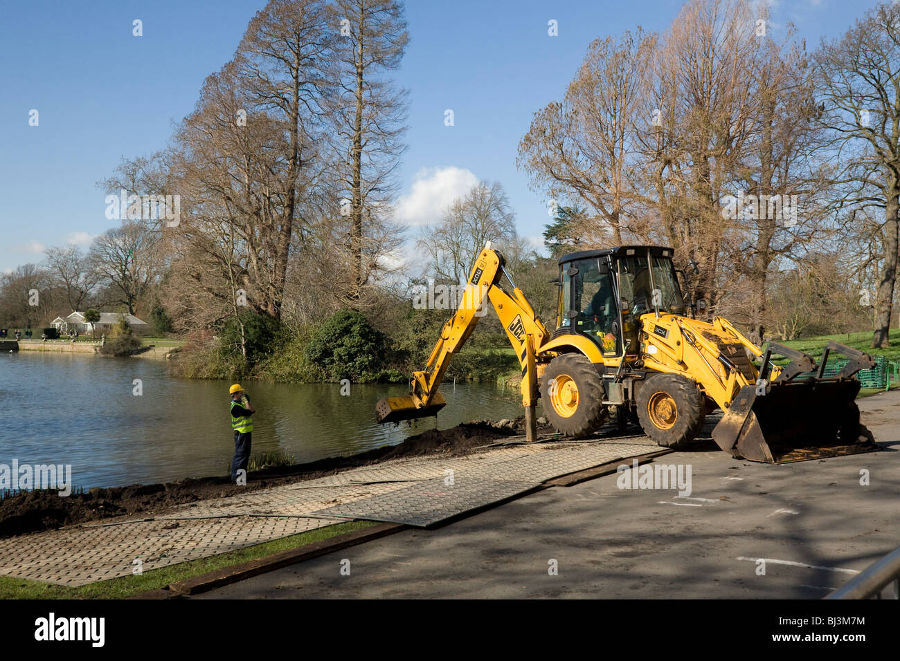 Mechanischen Bagger im Einsatz in botanischen Gärten London Stockfoto