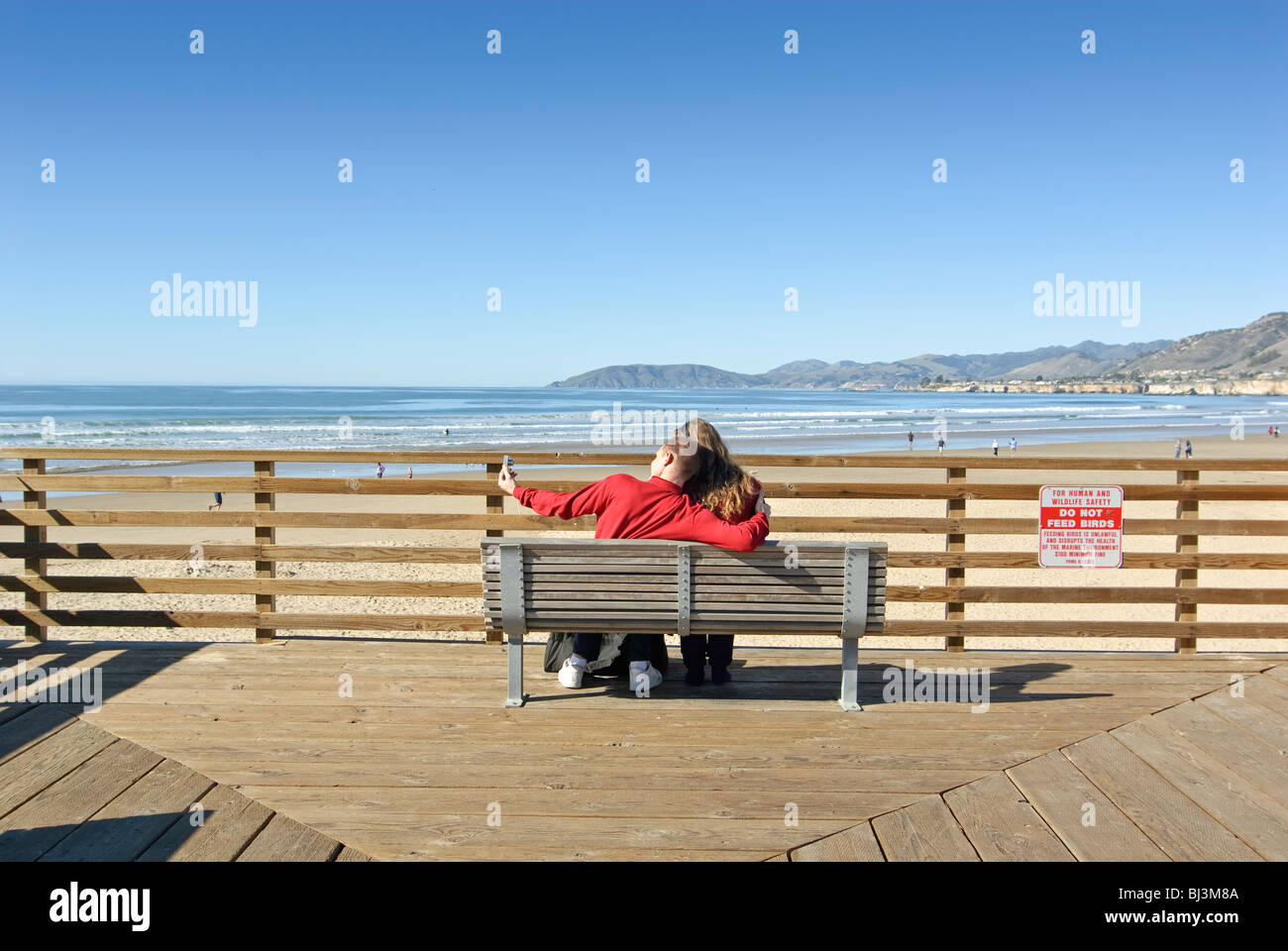 Paar genießt die Aussicht vom Pier von Pismo Beach. Stockfoto