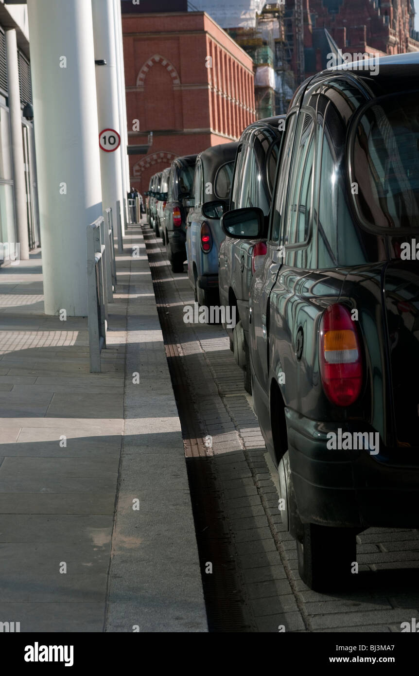 London-Taxis aufgereiht entlang St Pancras Station, London, UK Stockfoto