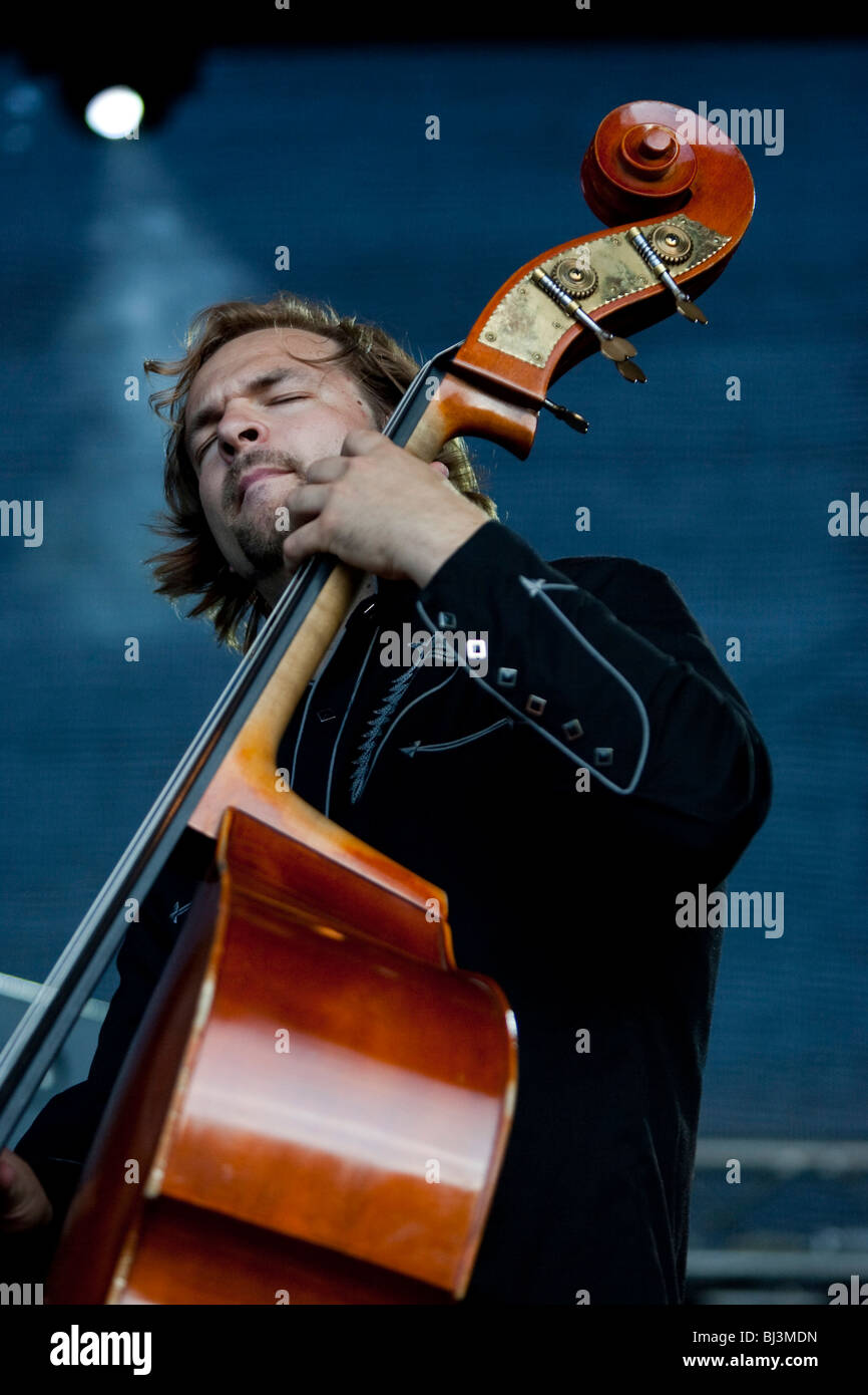 Claudio Strebel, Bassist der Songwriter Rene Burrell aka Kohle Leben in der Musik Plus Open Air Areal Gersag in Emmenbrücke, Stockfoto