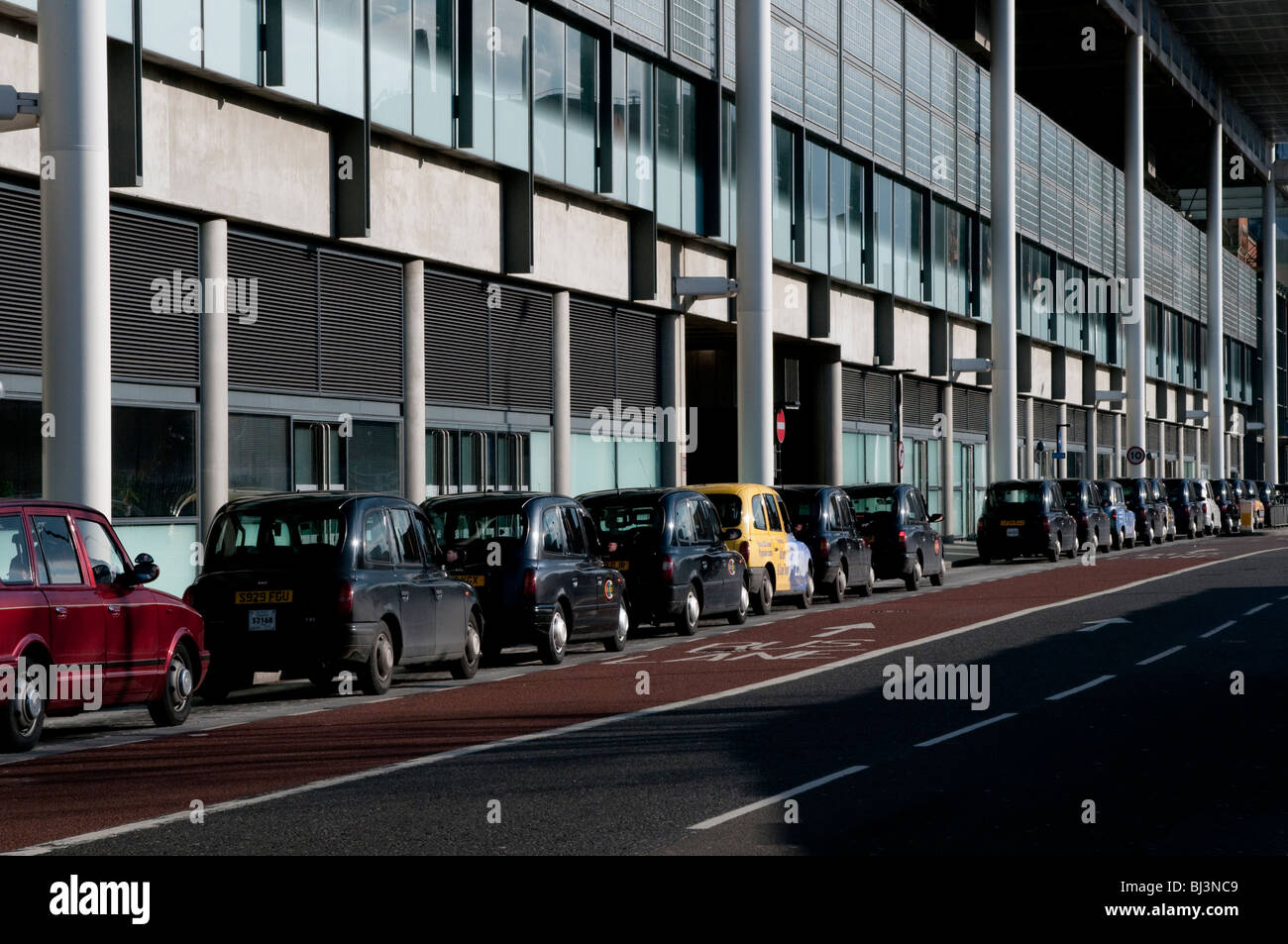 London-Taxis aufgereiht entlang St Pancras Station, London, UK Stockfoto
