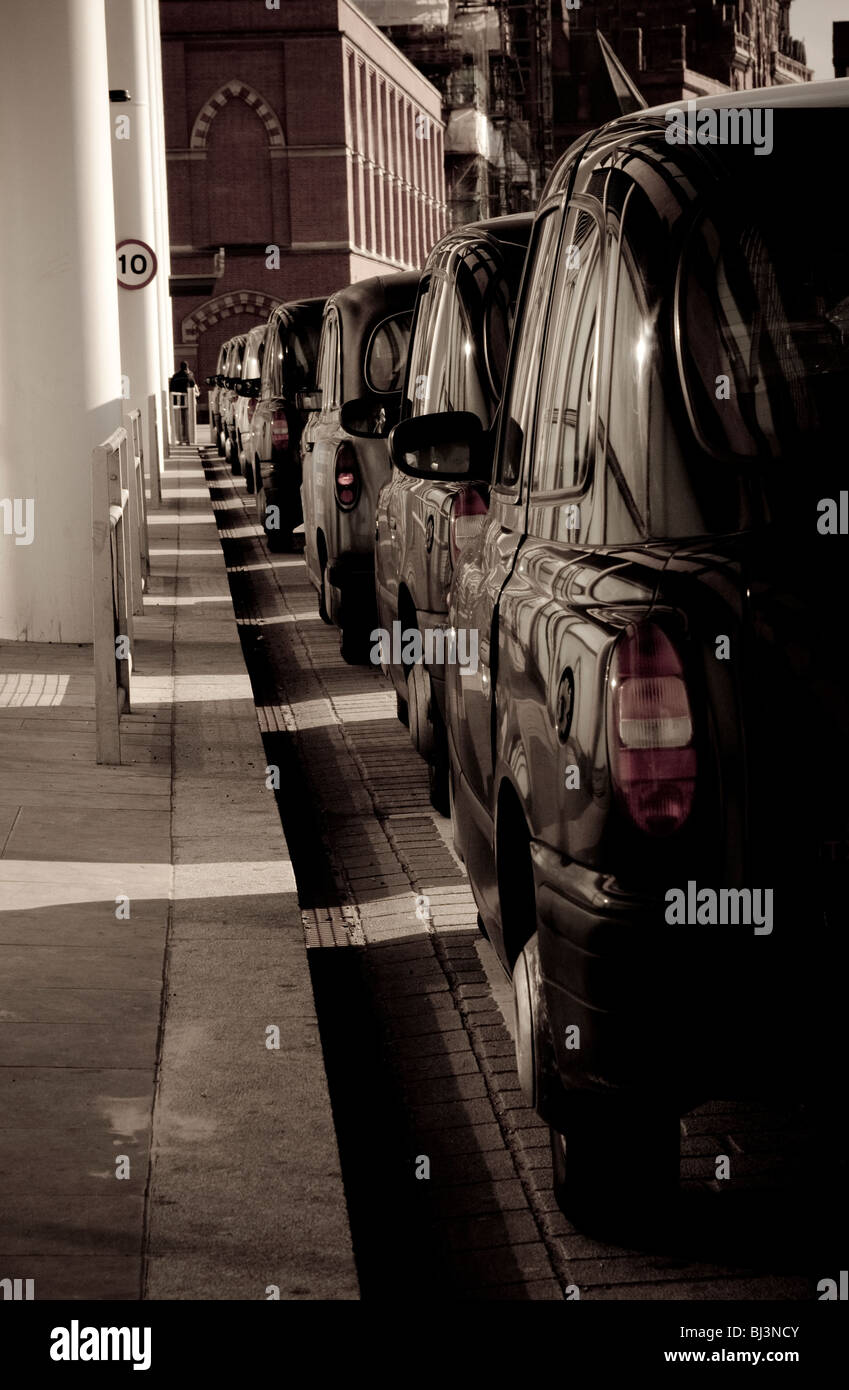 London-Taxis aufgereiht entlang St Pancras Station, London, UK Stockfoto