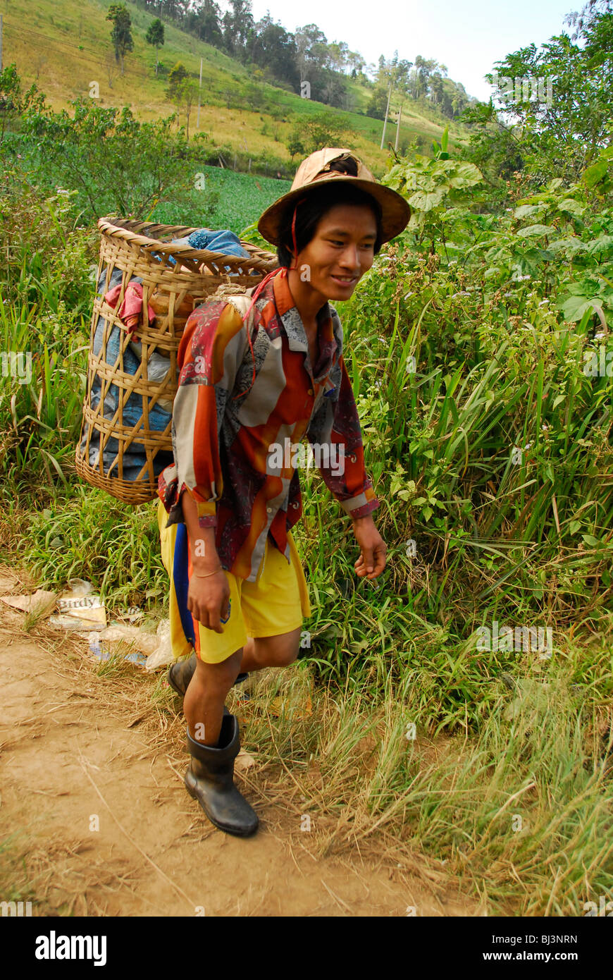Karen Mann mit Korb auf seinem Rücken, Umpium-Flüchtlingslager (thai-burmesischen Grenze), südlich von Mae Sot, Provinz Tak, Nord-thailand Stockfoto