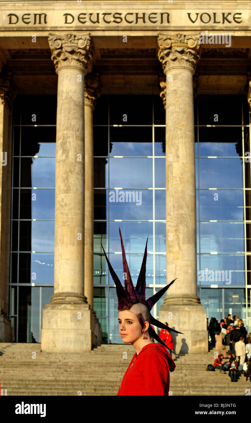 Punk-Mädchen vor Reichstag, Berlin, Deutschland Stockfoto