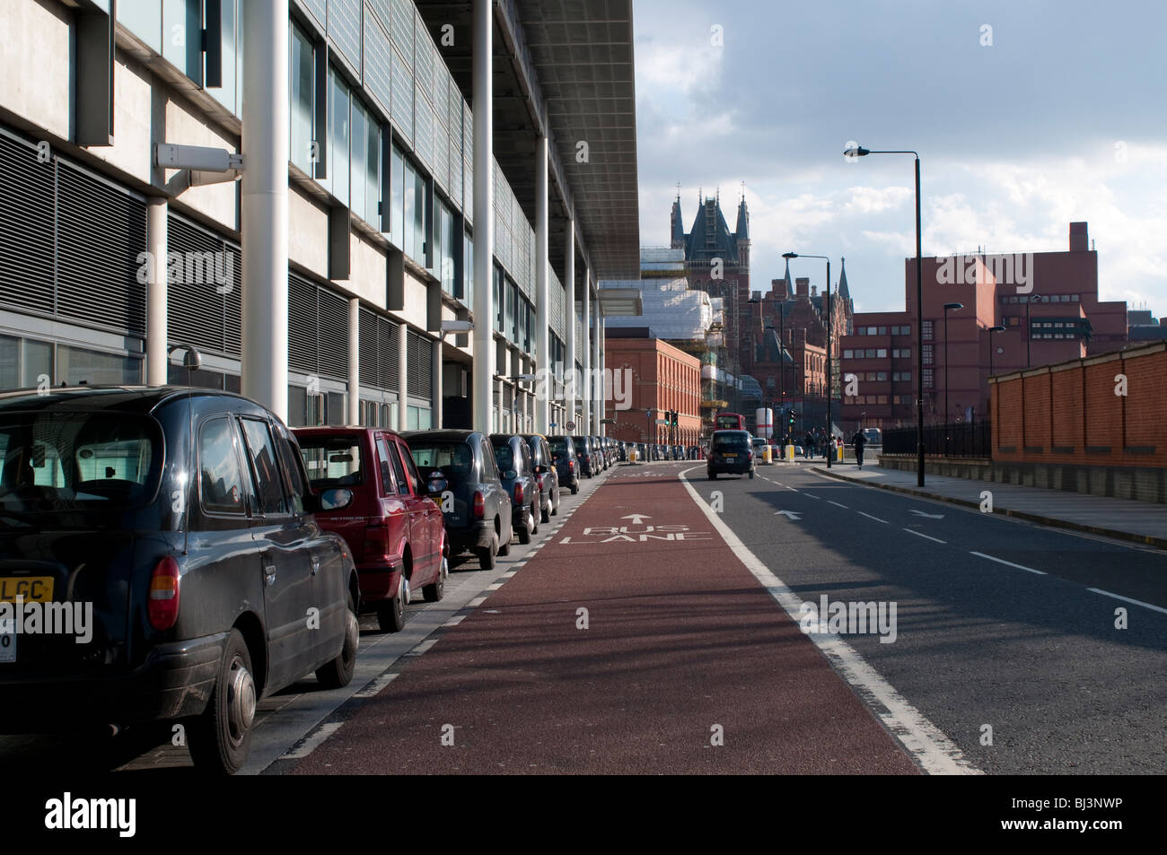 London-Taxis aufgereiht entlang St Pancras Station, London, UK Stockfoto