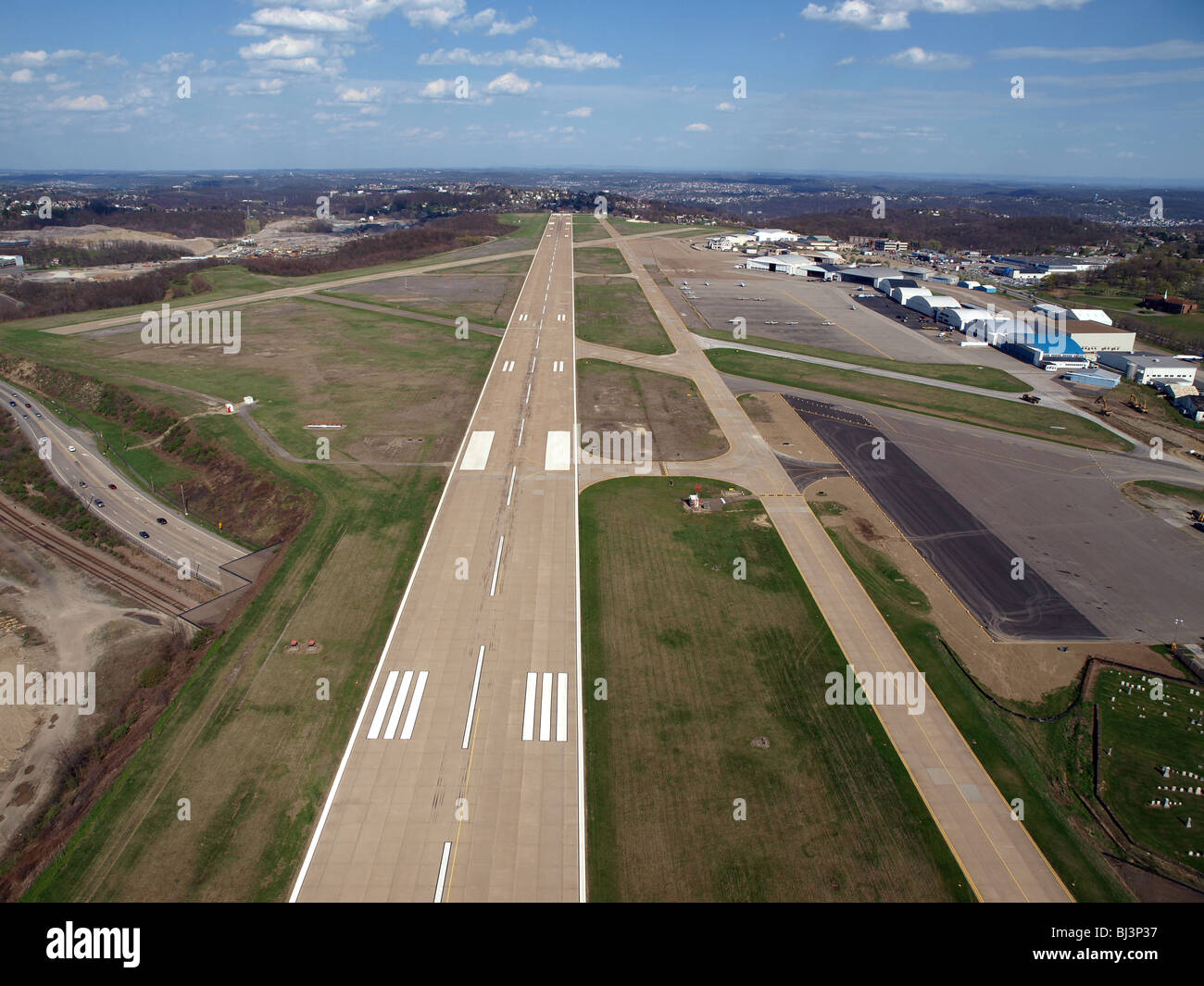 Start-und Landebahn Ansatz auf einem kleinen ländlichen Ohio Flughafen. Stockfoto