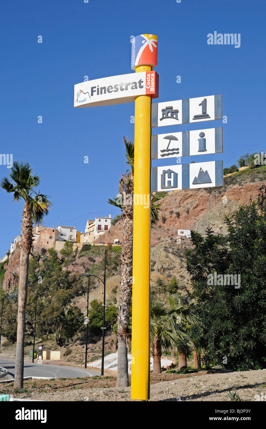 Informationen für Tourismus, Sehenswürdigkeiten, Zeichen, Ortstafel, Bergdorf, Finestrat, Costa Blanca, Alicante Provinz, Spanien, Europa Stockfoto