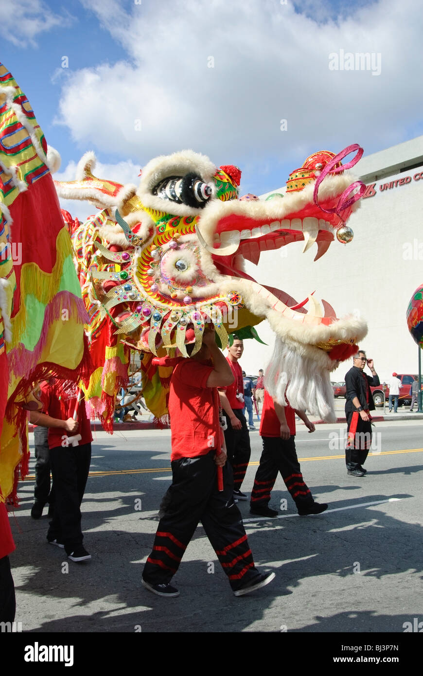 Chinesische Neujahrsparade in Chinatown in Los Angeles, Kalifornien. Mit Drachen und Löwen Tänzer. Stockfoto