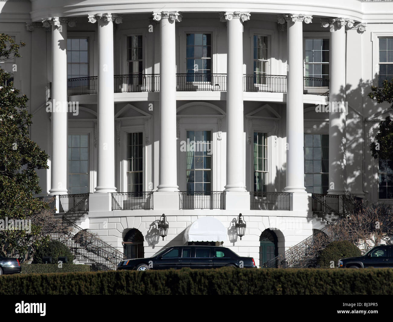 Limousinen warten vor dem weißen Haus in Washington DC. Stockfoto