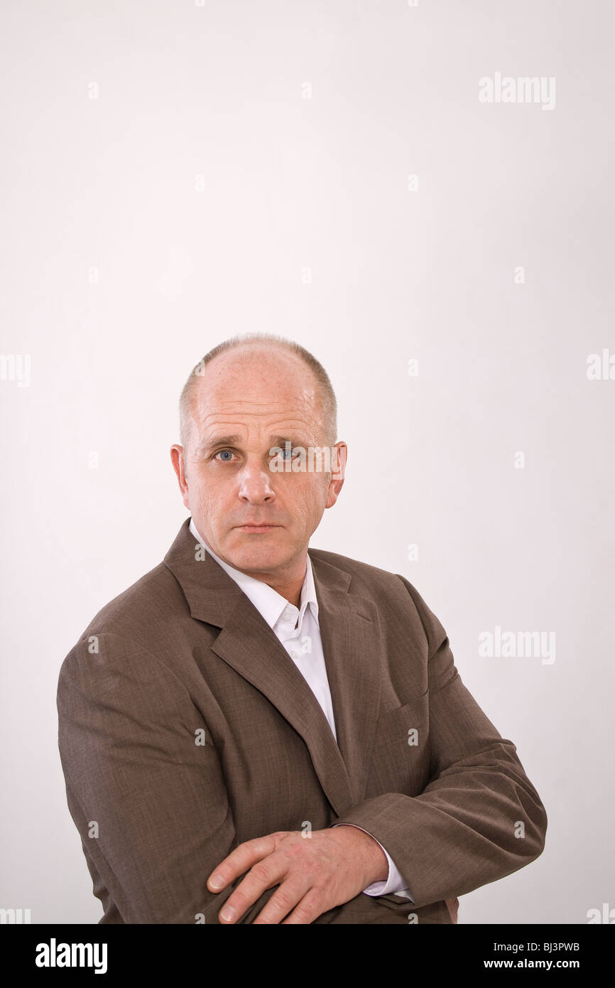 Mann mit verschränkten Armen, Blick geradeaus Stockfoto