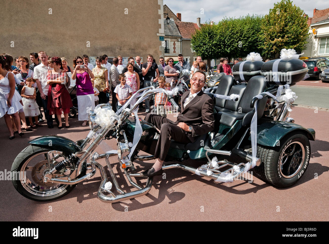 Trauzeuge angekommen Hochzeitszeremonie auf Moto-Trike-Indre-et-Loire, Frankreich. Stockfoto