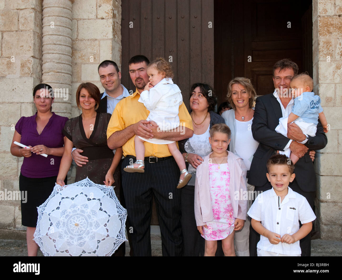 Familiengruppe außerhalb der katholischen Kirche nach der Taufe Zeremonie - Indre-et-Loire, Frankreich. Stockfoto