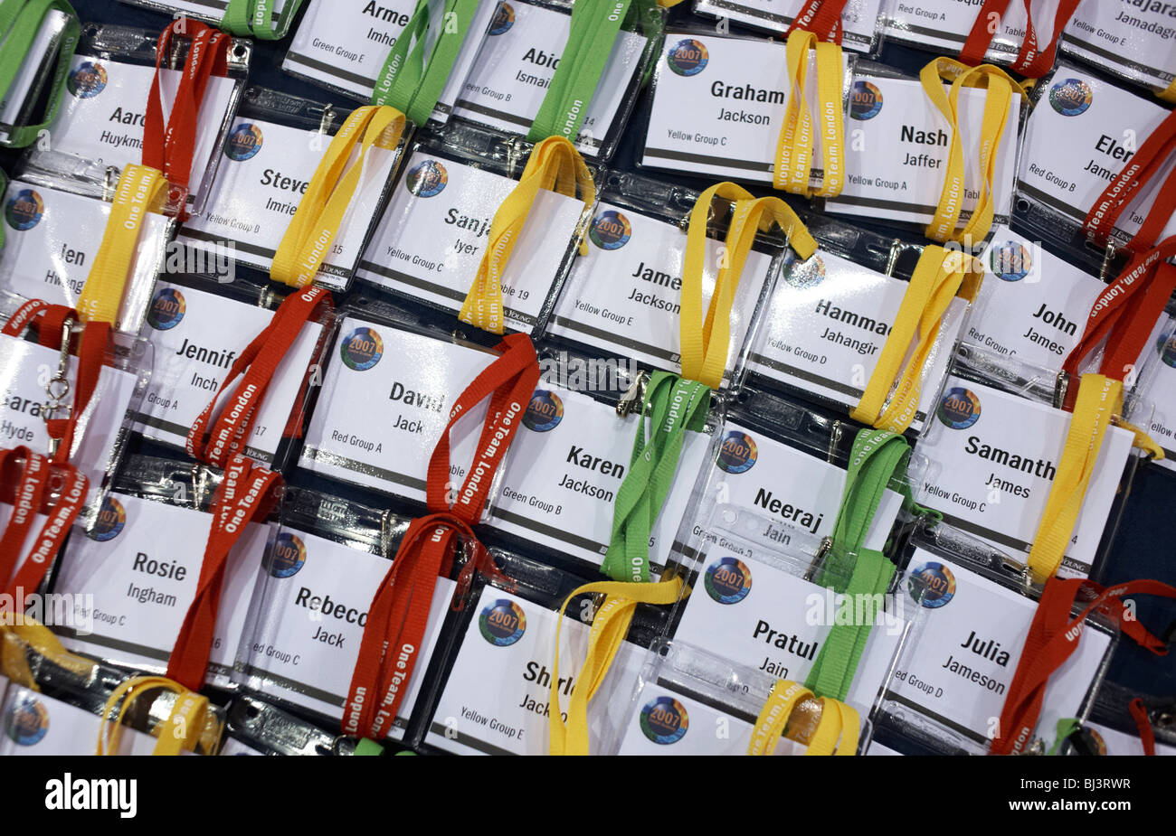 Reihen von Namensschilder warten Sammlung von ihren Besitzern zu Beginn von einem Ernst & Young Academy Day statt für 3000 Mitarbeiter. Stockfoto