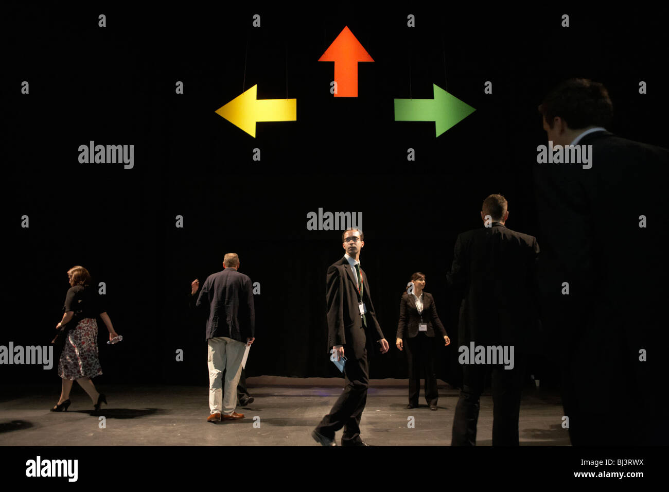 Pfeil-Richtungen zu Seminaren für Mitarbeiter während ihrer jährlichen Akademie-Tag statt für Mitarbeiter des Unternehmens. Stockfoto