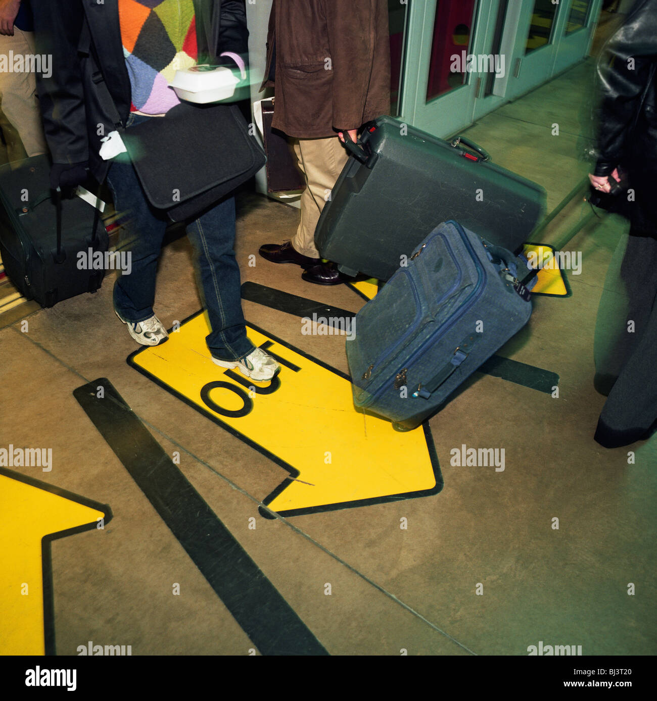 Die Fluggäste beenden, und geben Sie einen Transitzug am Flughafen Chicago O' Hare, Illinois USA. Stockfoto