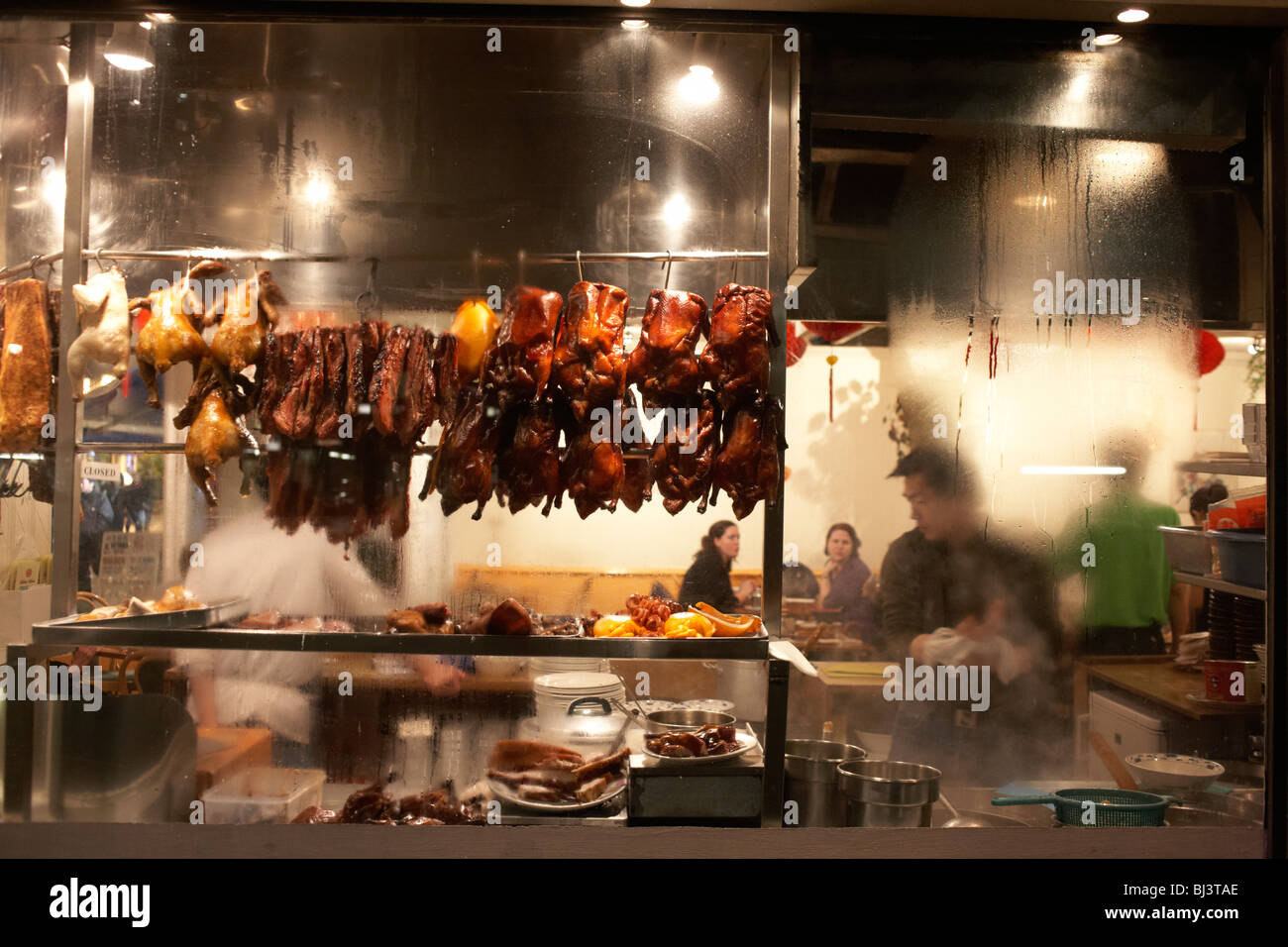 Dampfenden Fenster von einem chinesischen Restaurant in Londons Chinatown Bezirk, Formen und Formen der Küche Mitarbeiter und Kunden. Stockfoto