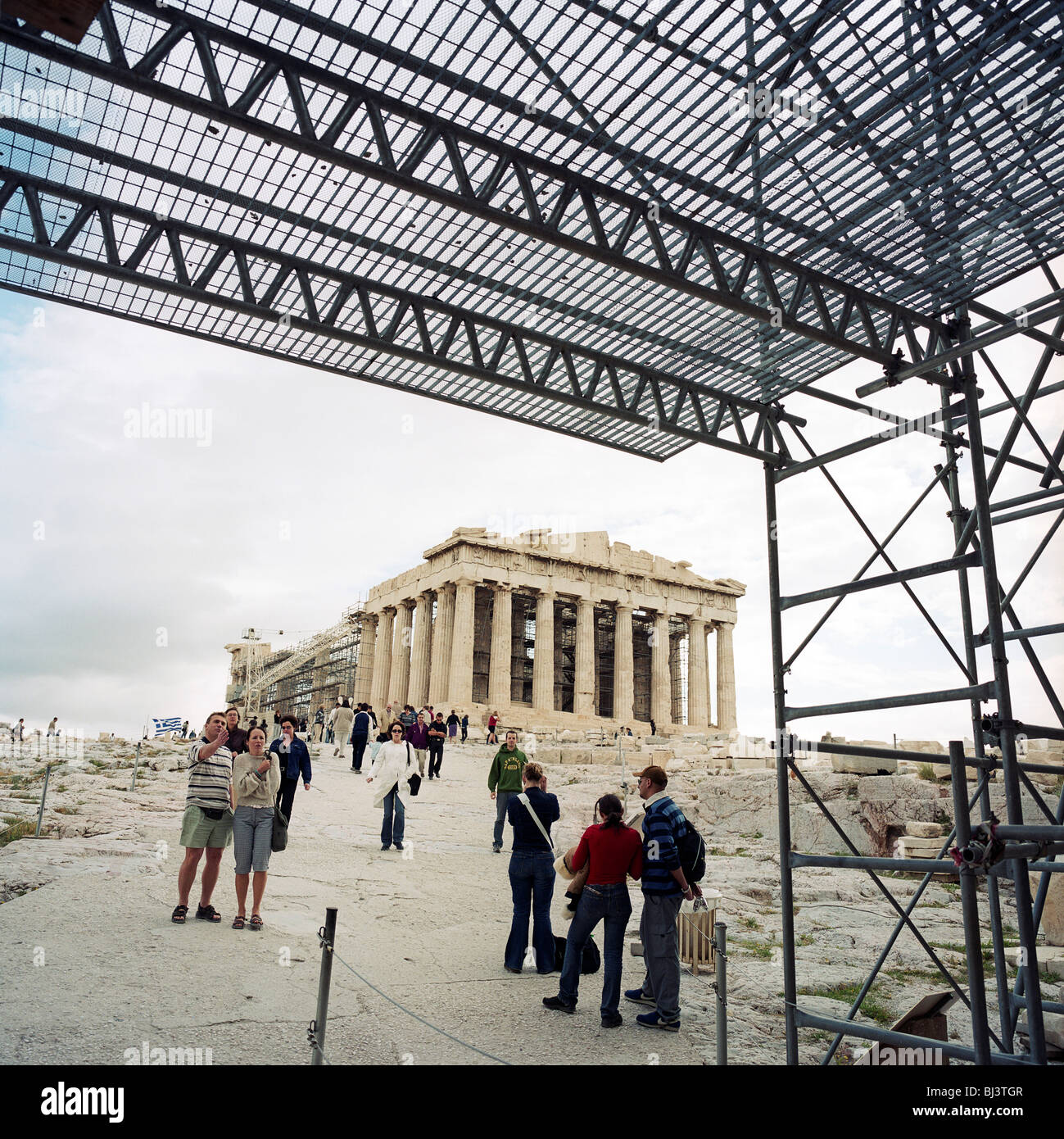 Die antike Parthenon (ca. 400 v. Chr.) sitzt auf Akropolis Hügel umgeben von globalen Touristen und Gerüstbau. Stockfoto
