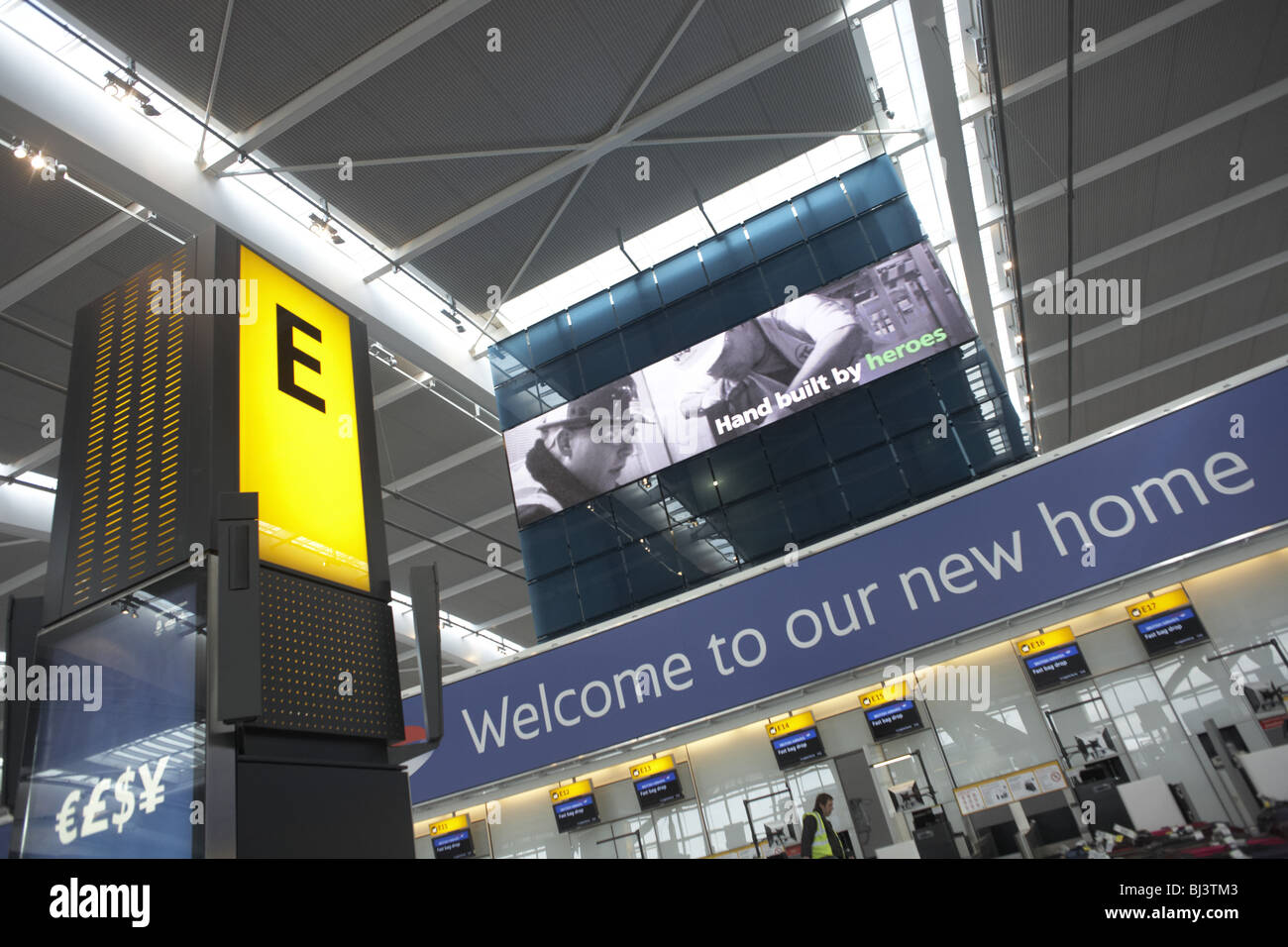 British Airways Heathrow International Terminal Welcome to britain sign heathrow -Fotos und -Bildmaterial in hoher