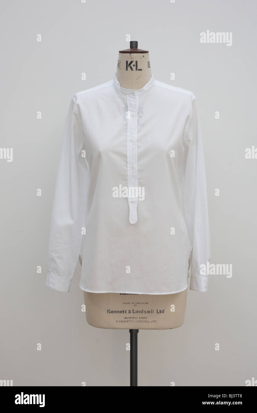 Ein einfaches weißes Baumwollshirt setzen auf einer Schneiderin Schneiderei Dummy im Designstudio Couturier Margaret Howell Workshop Stockfoto