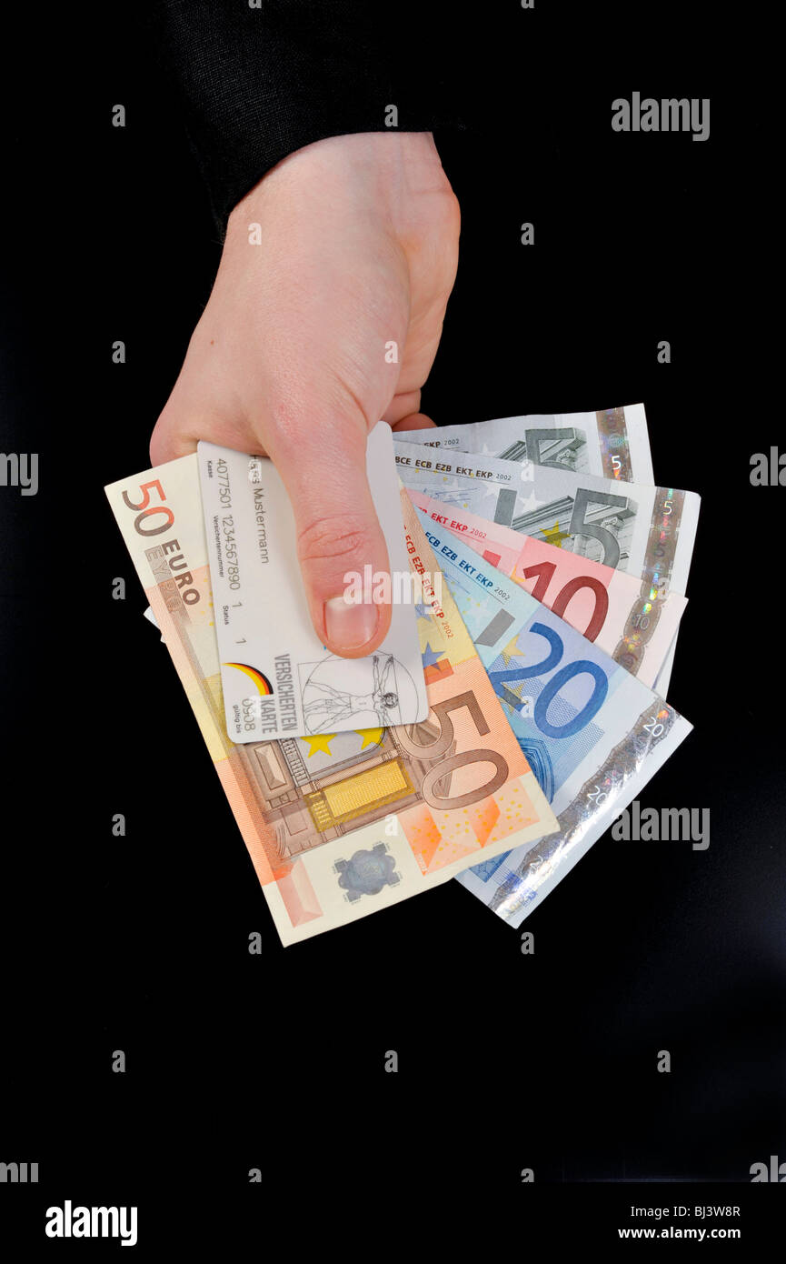 Hand mit Krankenversicherungskarte und Euro-Scheine Stockfoto
