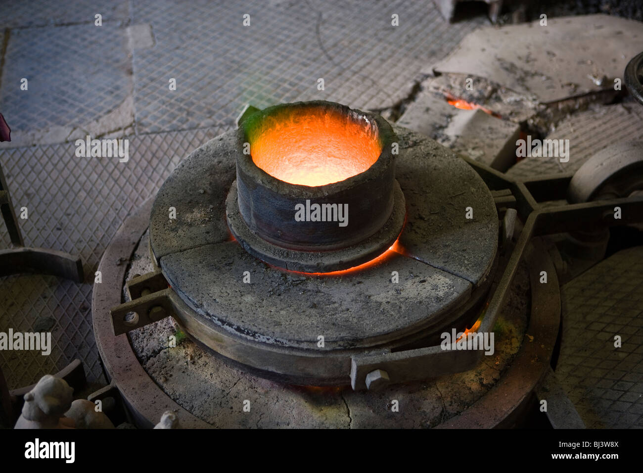 Arbeiter in einer Kunstgiesserei, Wiesbaden, Deutschland Stockfoto