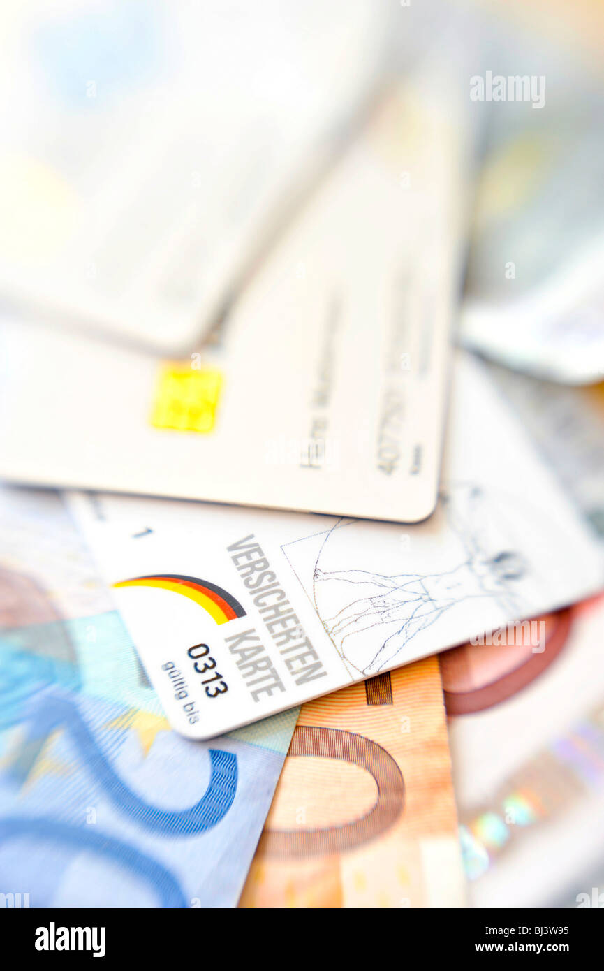 Krankenversicherungskarten und Euro-Scheine Stockfoto