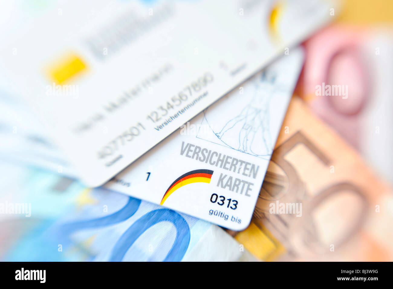 Krankenversicherungskarten und Euro-Scheine Stockfoto