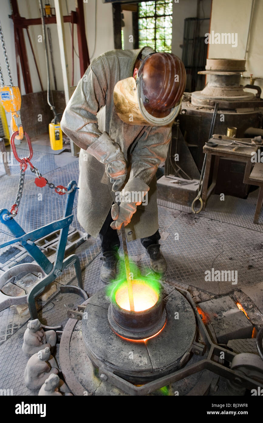 Arbeiter in einer Kunstgiesserei, Wiesbaden, Deutschland Stockfoto