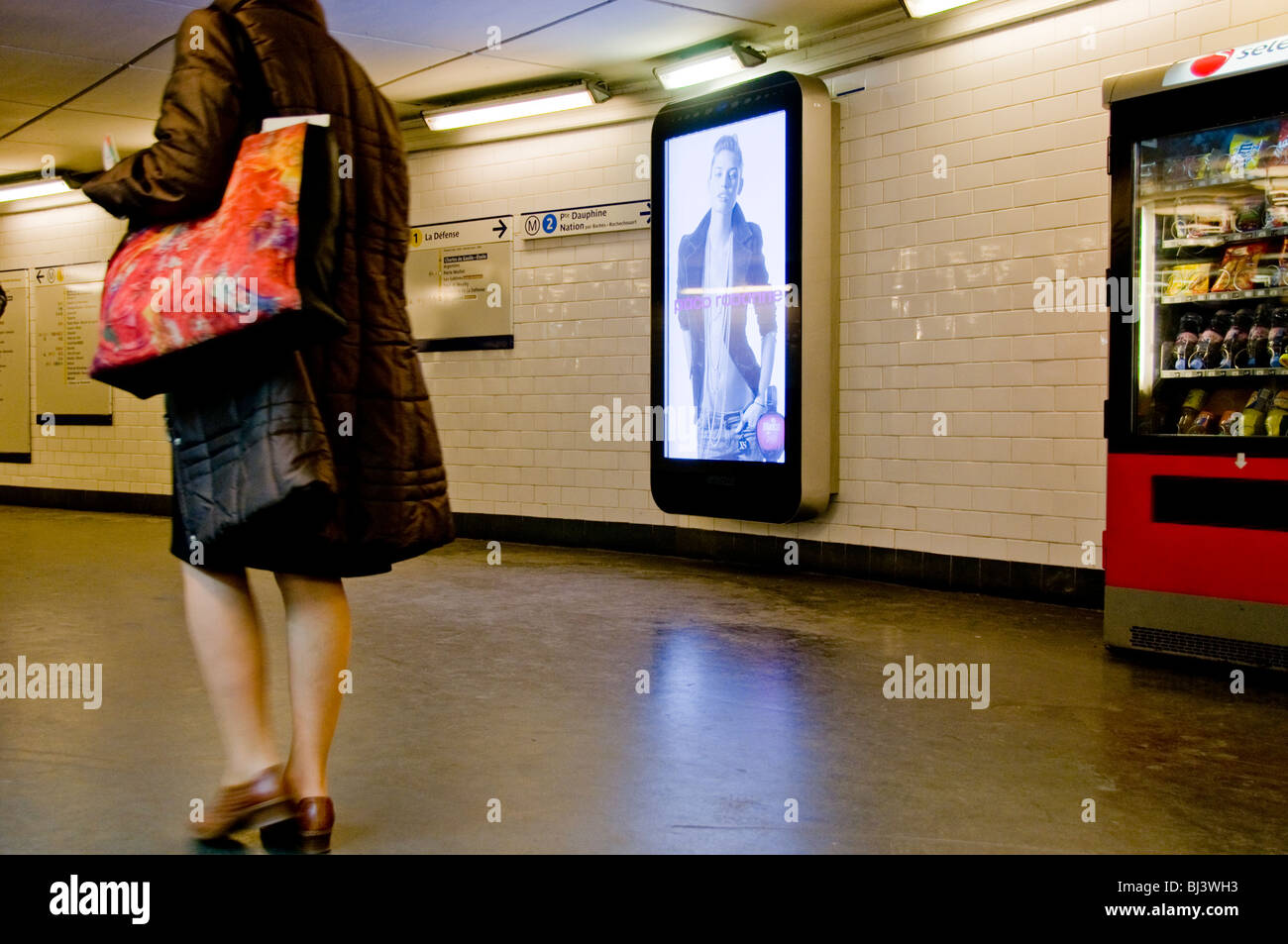 Paris, Frankreich, Französin, die weggeht, hinten, im öffentlichen Nahverkehrssystem, im Hauptflur, Interactive 'French Advertising' Electronic Poster, Smart Plakatwände Stockfoto