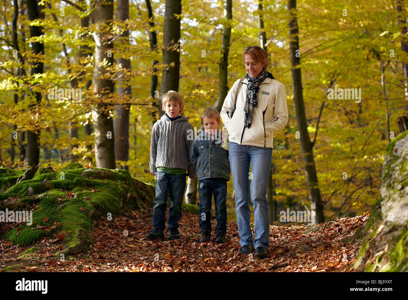 Frau mit Kindern in den Wald, St. Margarethen, Reifnitz, Pyramidenkogel Berg, Kärnten, Österreich, Europa Stockfoto
