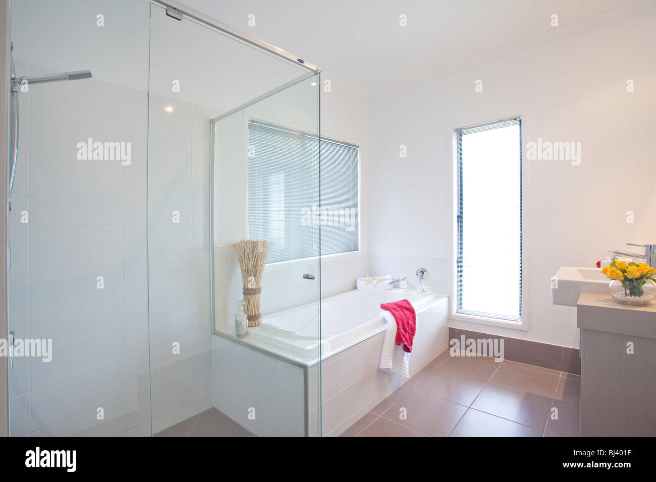 Badezimmer in moderne Stadthaus Stockfoto