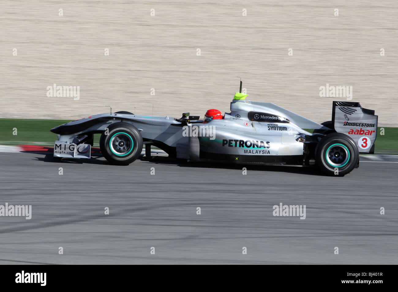 Michael Schumacher fahren für das 2010-Team Mercedes Grand Prix auf der Rennstrecke Montmelo in Spanien. Stockfoto