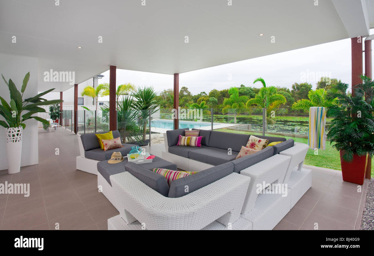 home Entertainment Terrasse mit Pool im Hintergrund Stockfoto
