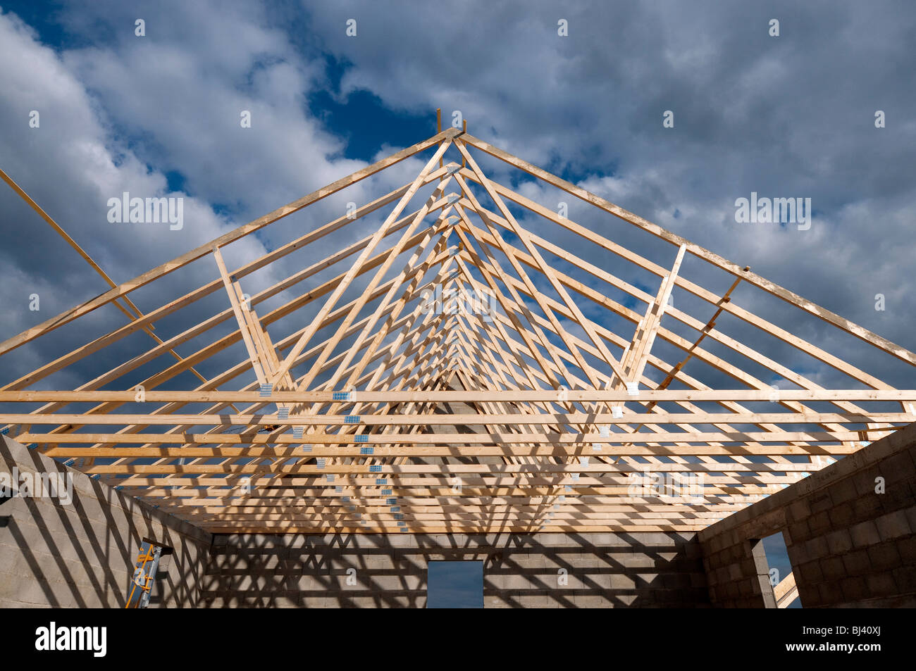 Vorgefertigte Dachbinder Holz auf der Baustelle - Frankreich. Stockfoto