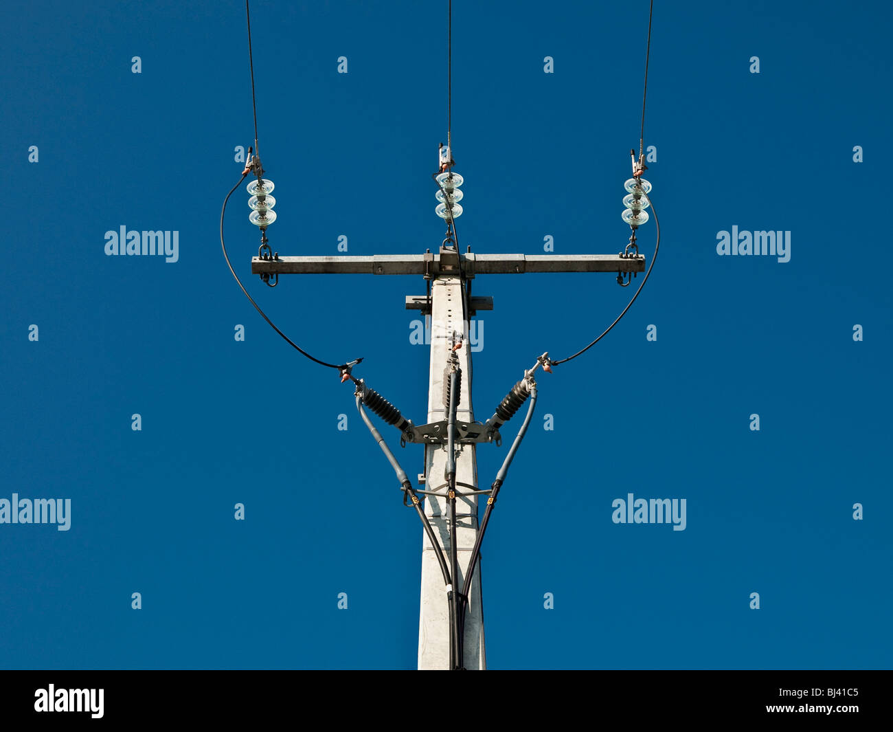 3-Phasen-Stromversorgung Post und Drähte - Frankreich. Stockfoto