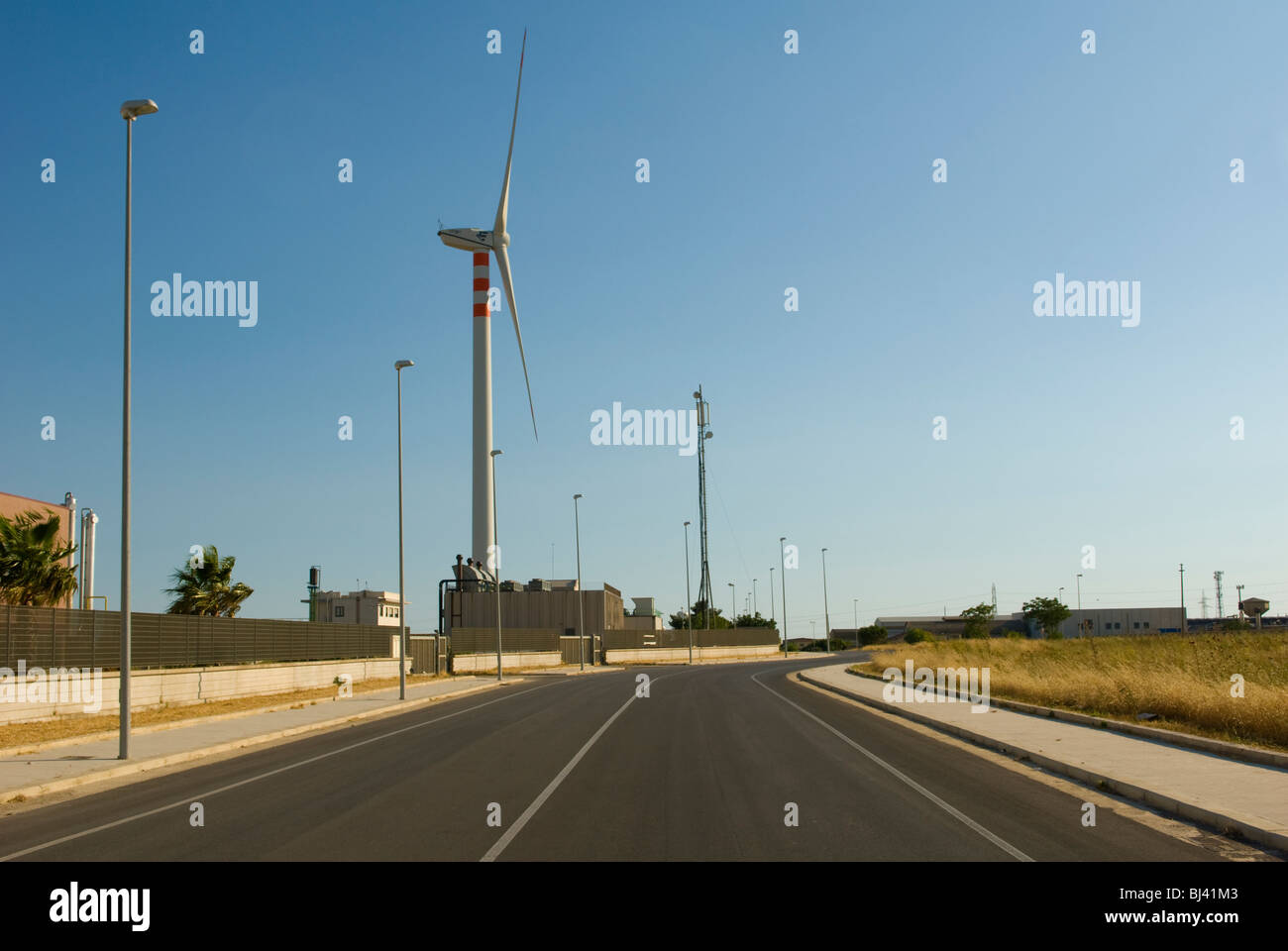 Windturbine und Telekommunikation Mast in der Nähe von Modica in Sizilien Stockfoto