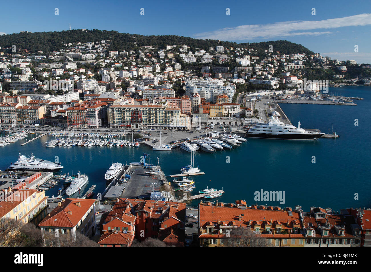 Hafen, gesehen von der Schloss-Hügel, auf der rechten Seite der Yacht Sarafsa, hinten Mont Boron, Nizza, Alpes Maritimes, Région Provence Stockfoto