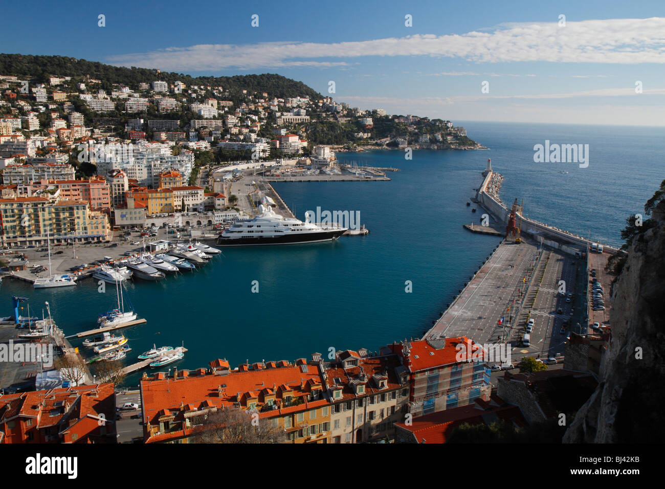 Hafen, gesehen von der Schloss-Hügel, auf dem richtigen Parkplatz für die Fähre nach Korsika, in der Mitte der Yacht Sarafsa, in der r Stockfoto
