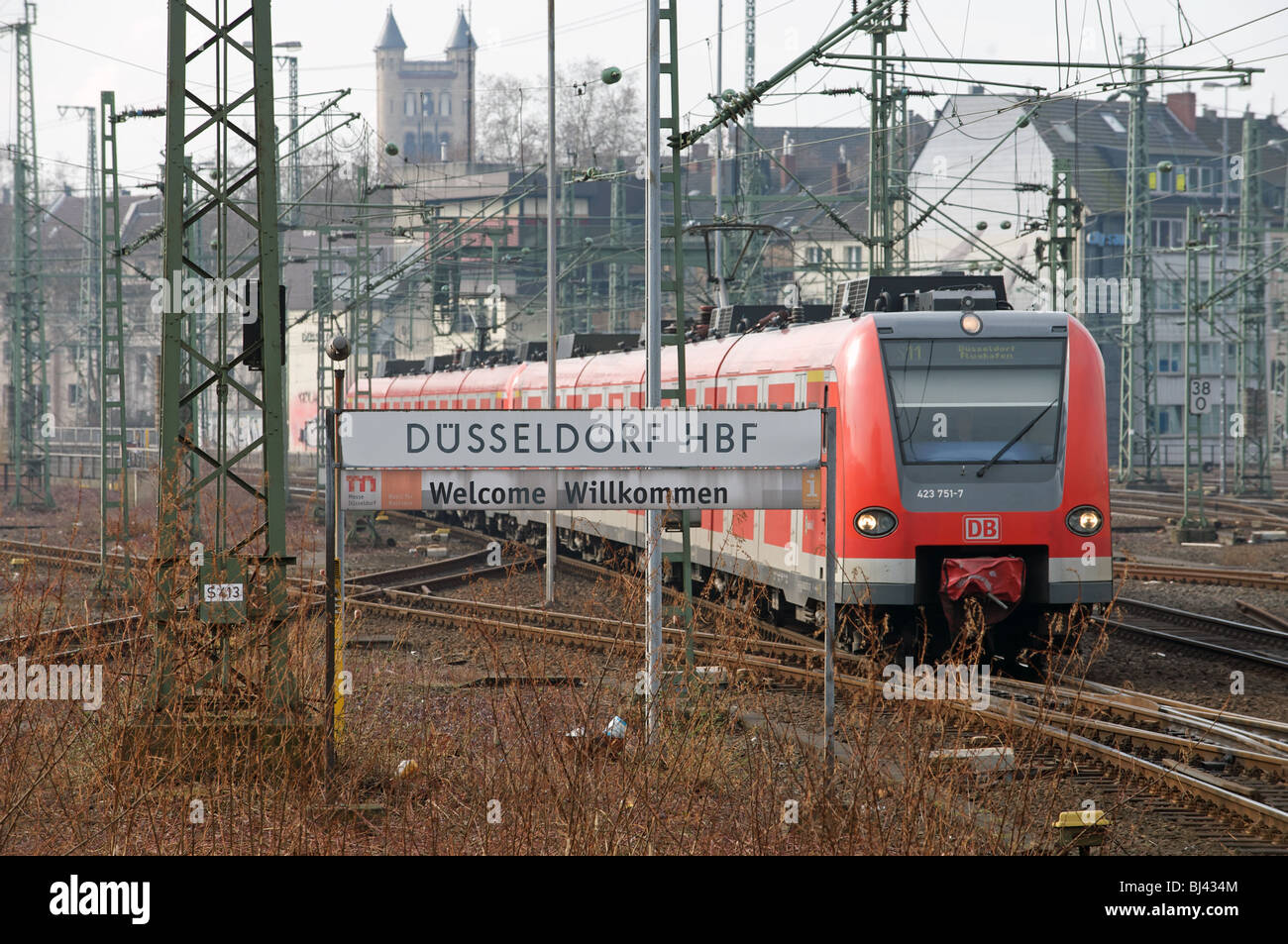 Lokaler suburban Personenzug, Ankunft am Düsseldorfer Hauptbahnhof. Stockfoto