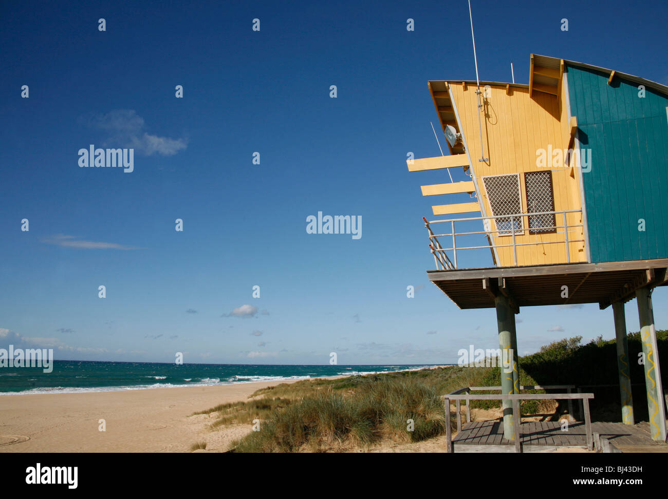 Rettungsschwimmer-Hütte am Strand von Lakes Entrance, Victoria, Australien Stockfoto
