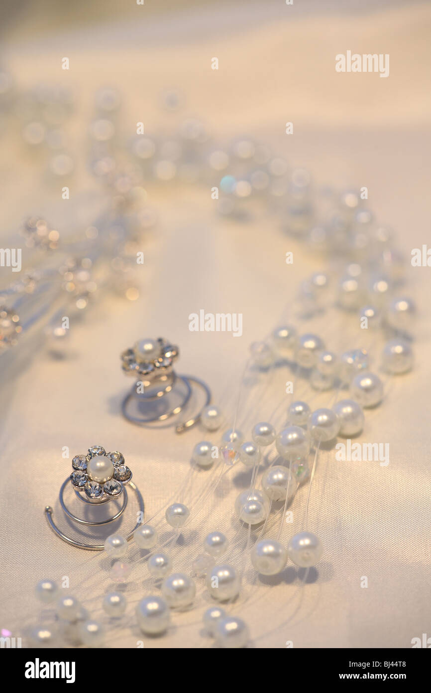 Perlennadeln Halskette und Haare für die Braut Stockfoto
